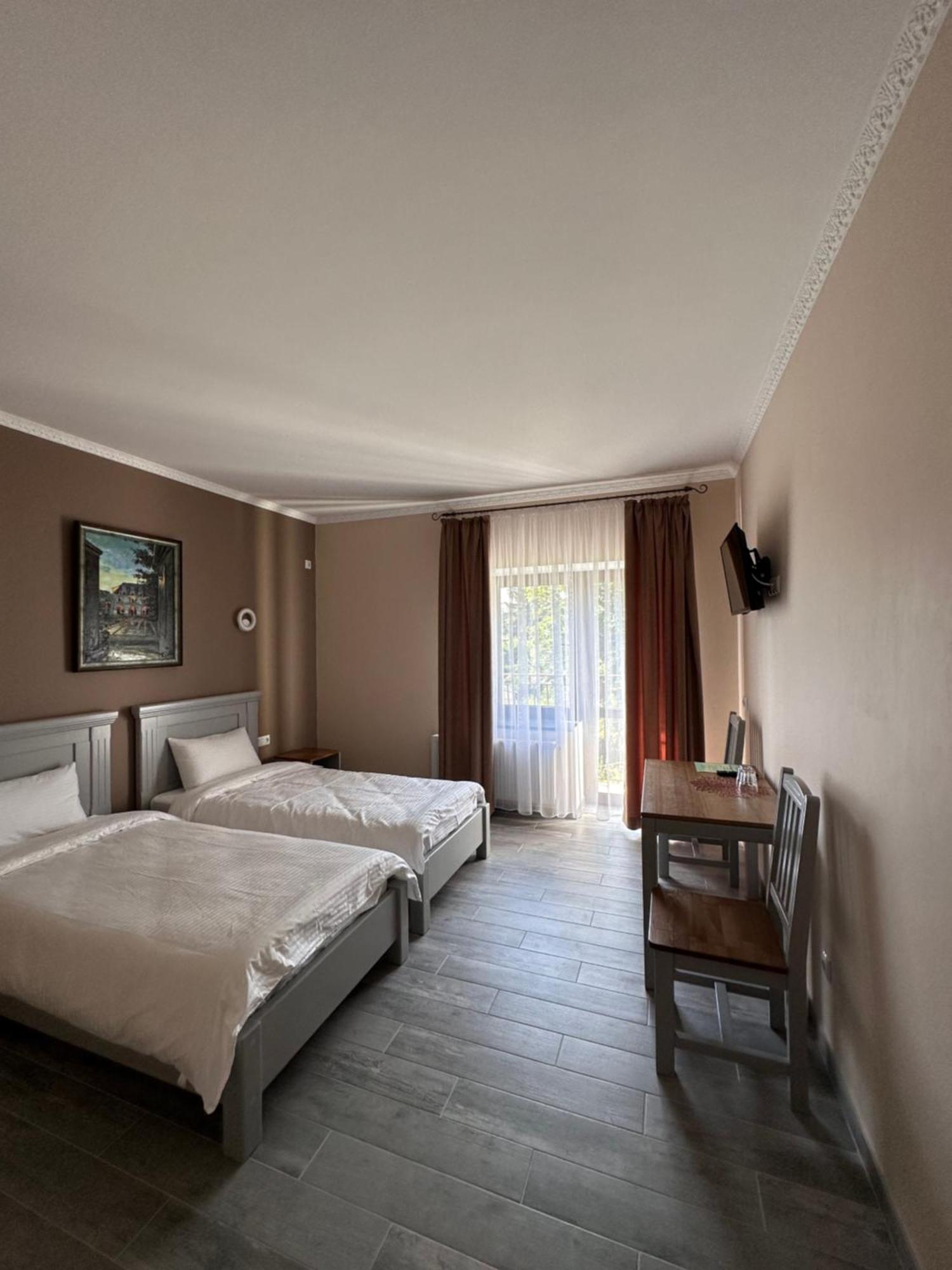 Maestro Hotel Osztroh Kültér fotó