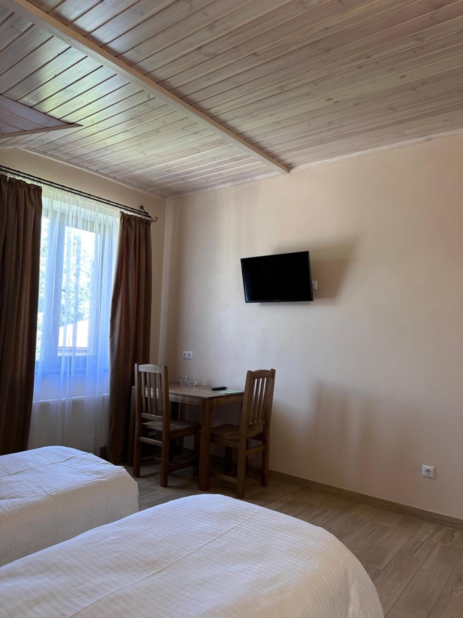Maestro Hotel Osztroh Kültér fotó