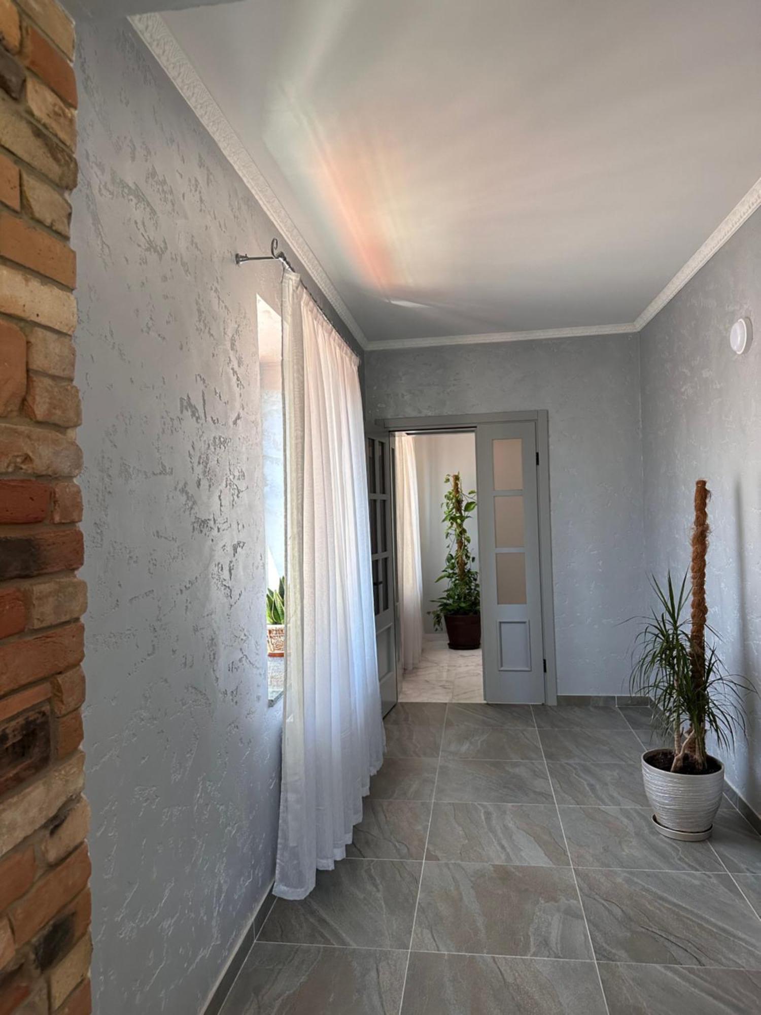 Maestro Hotel Osztroh Kültér fotó