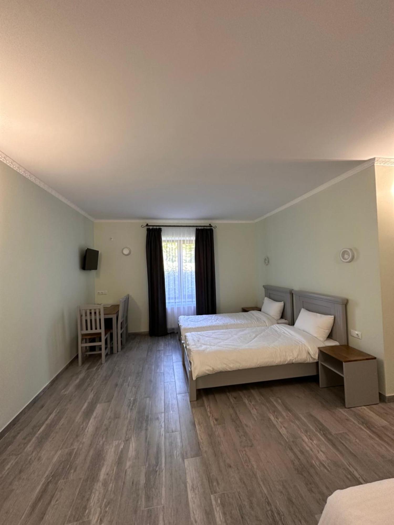 Maestro Hotel Osztroh Kültér fotó