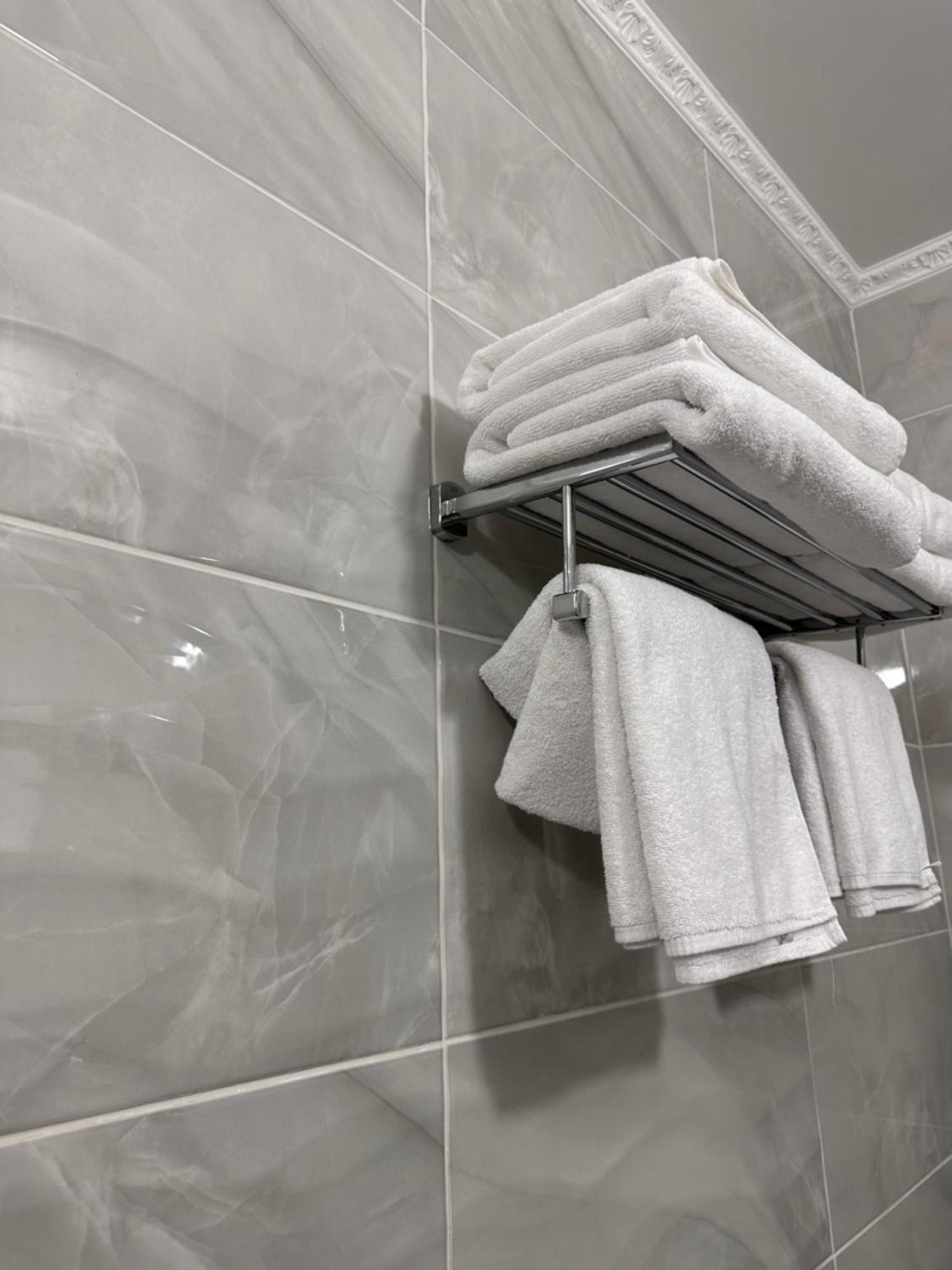 Maestro Hotel Osztroh Kültér fotó