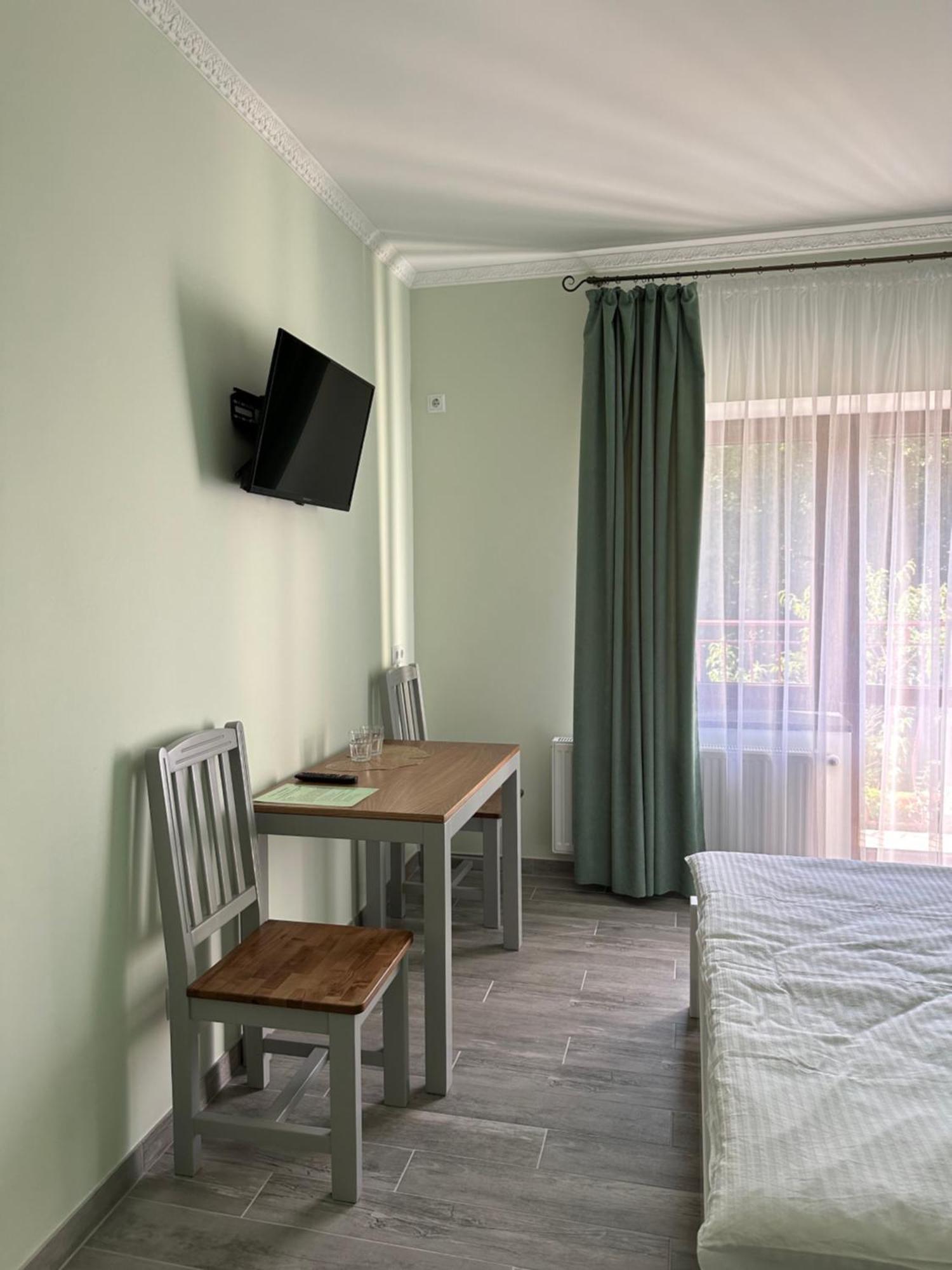 Maestro Hotel Osztroh Kültér fotó