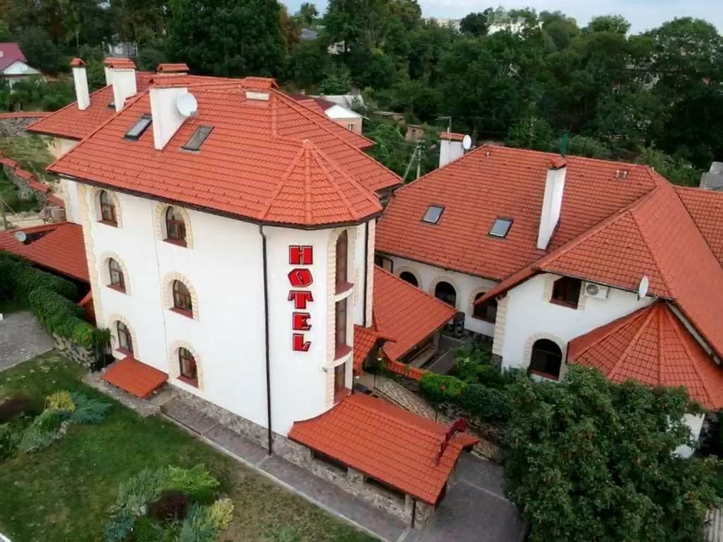 Maestro Hotel Osztroh Kültér fotó