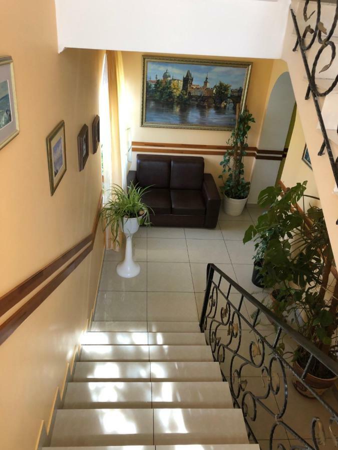 Maestro Hotel Osztroh Kültér fotó