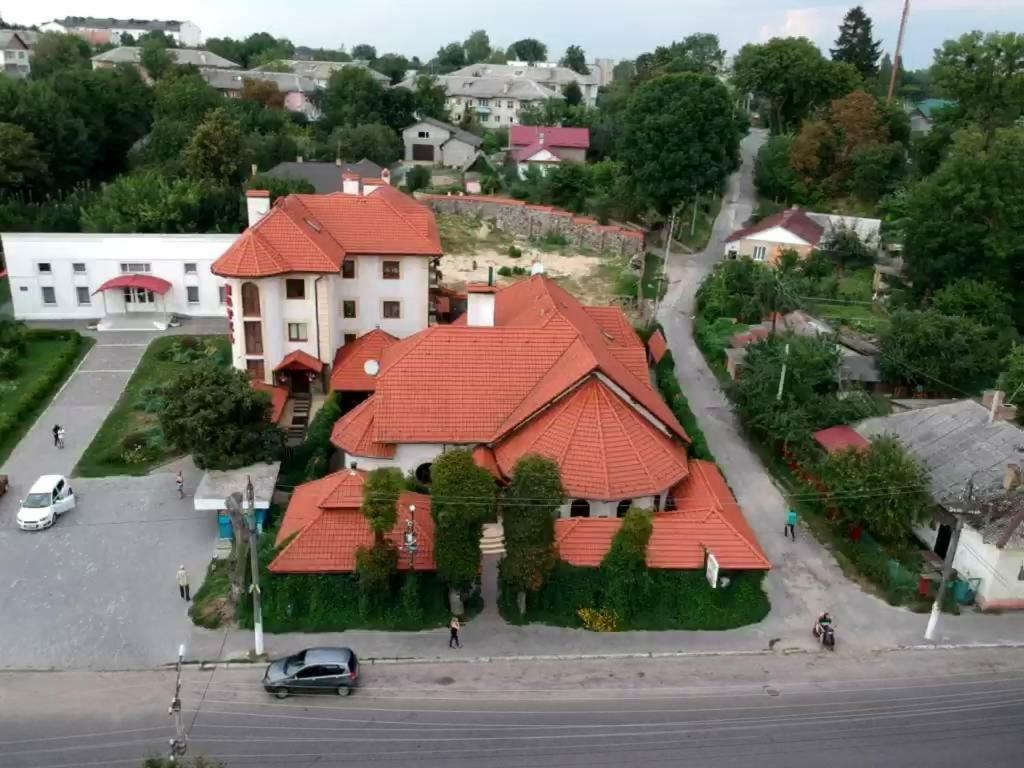 Maestro Hotel Osztroh Kültér fotó