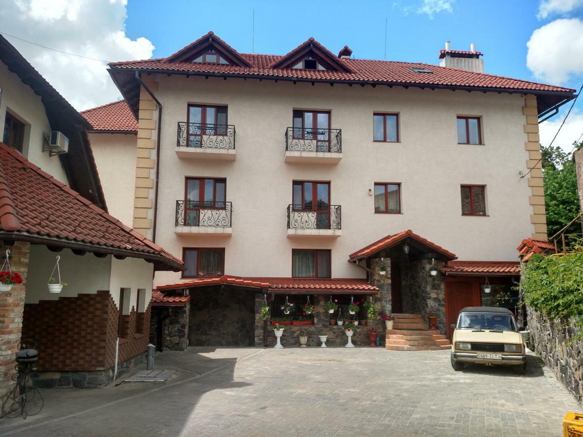 Maestro Hotel Osztroh Kültér fotó