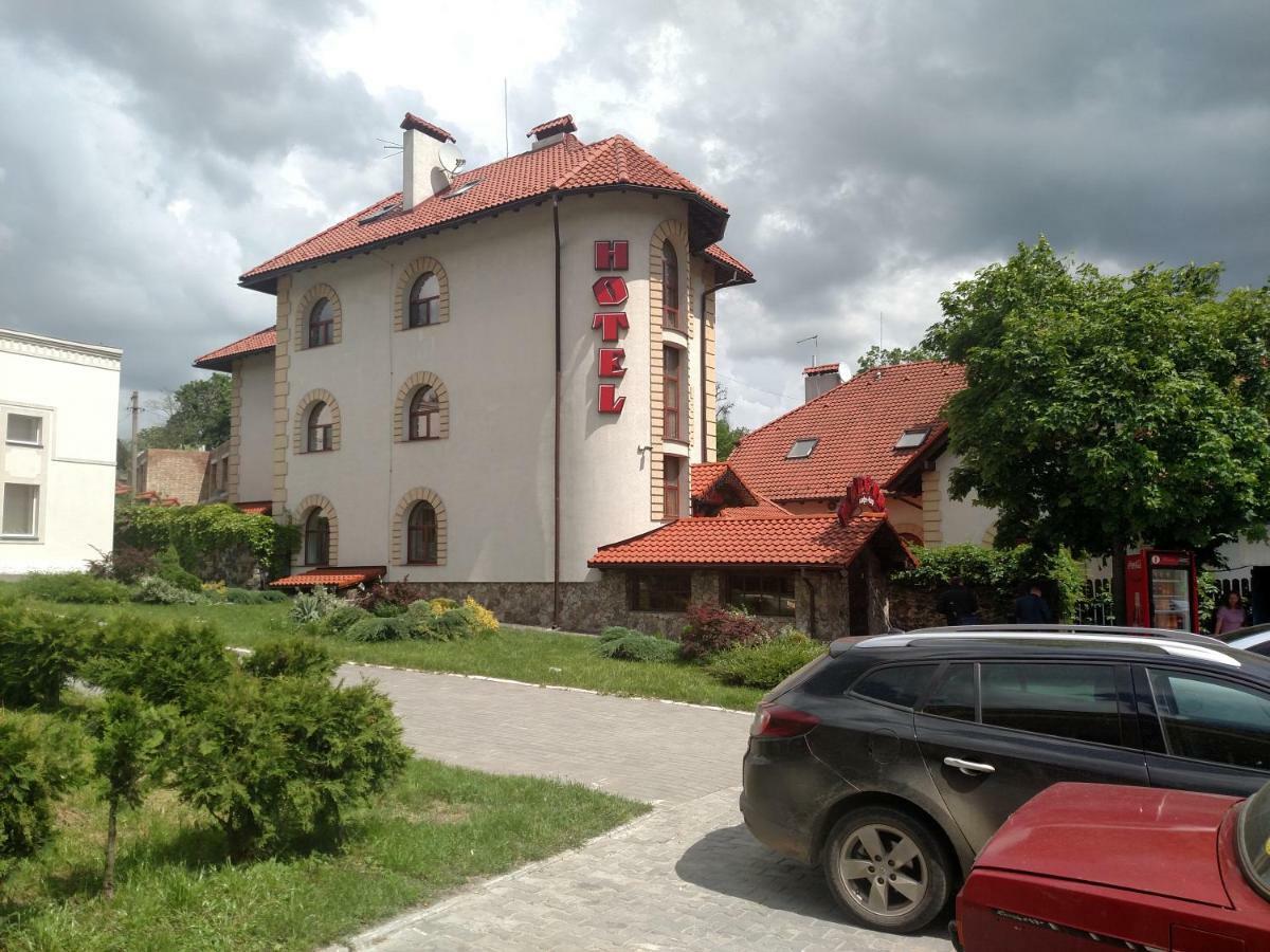 Maestro Hotel Osztroh Kültér fotó