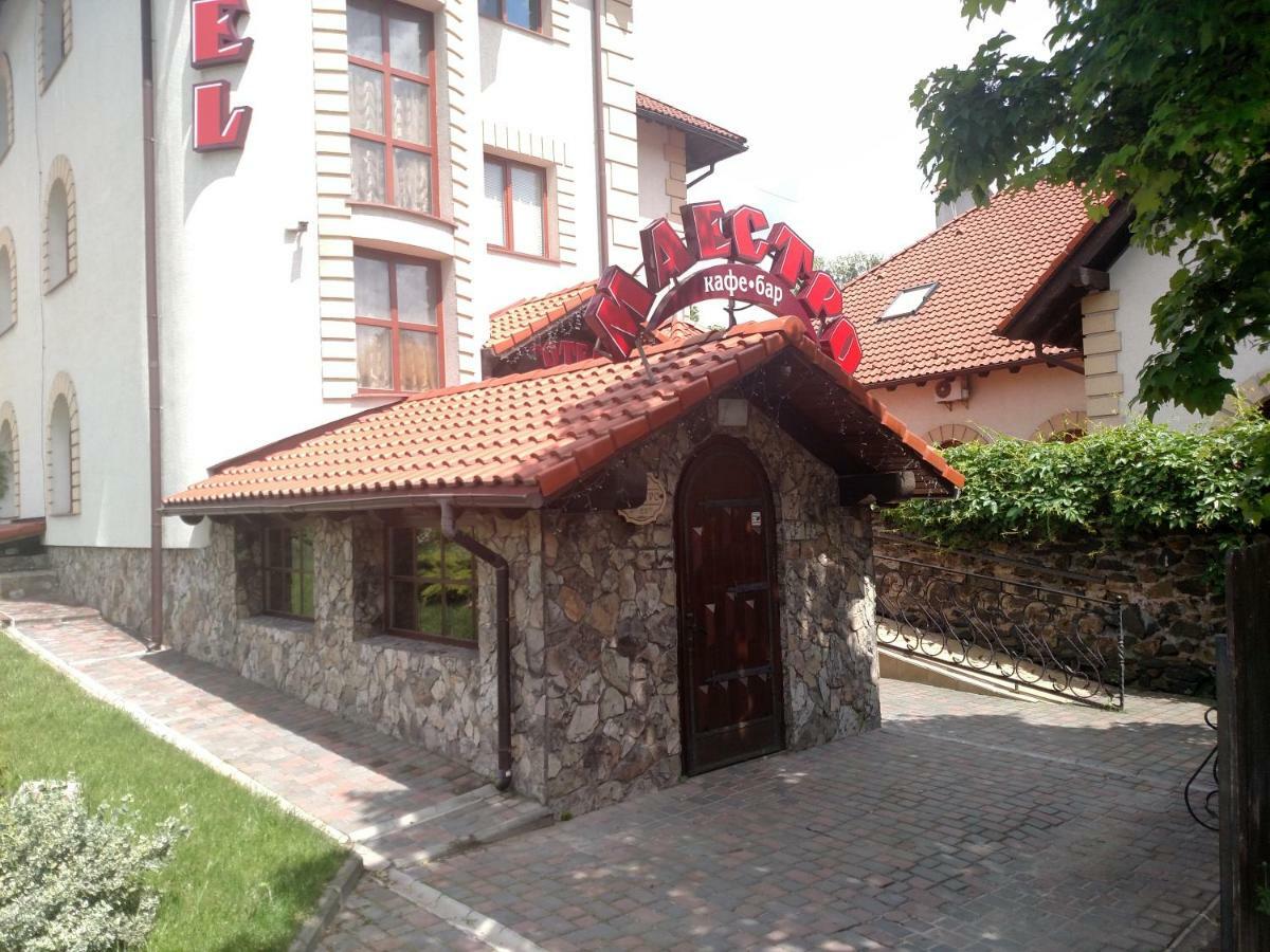 Maestro Hotel Osztroh Kültér fotó