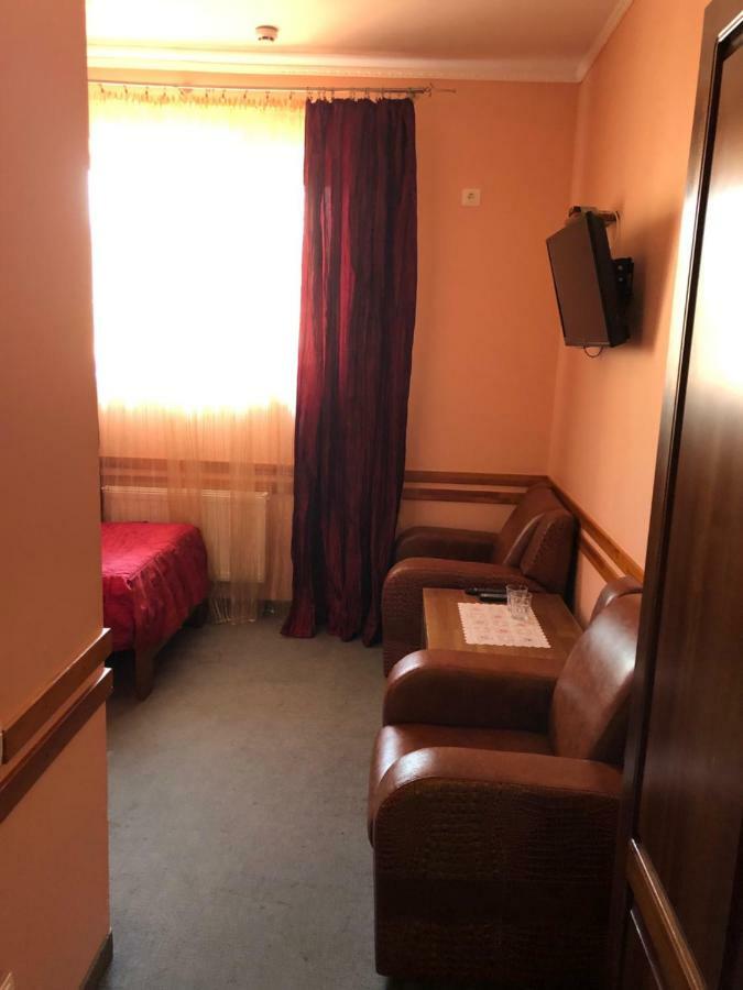 Maestro Hotel Osztroh Kültér fotó