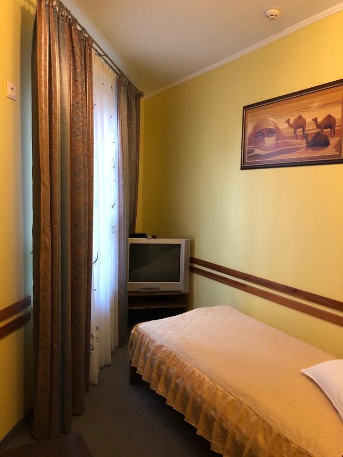 Maestro Hotel Osztroh Kültér fotó