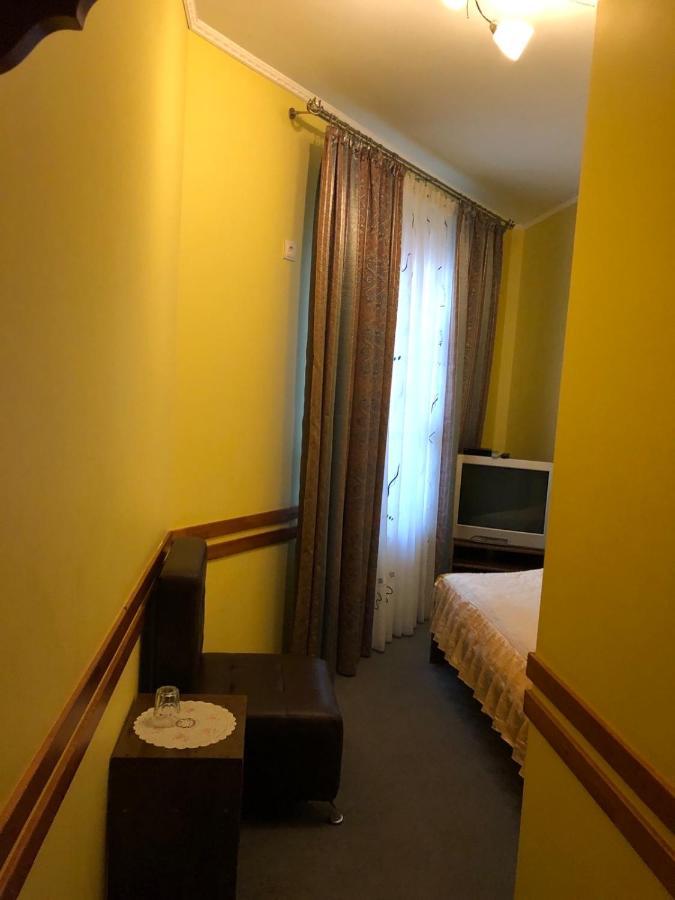 Maestro Hotel Osztroh Kültér fotó