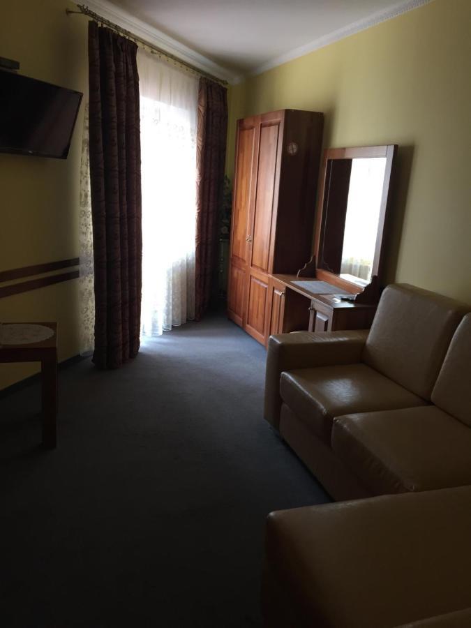 Maestro Hotel Osztroh Kültér fotó