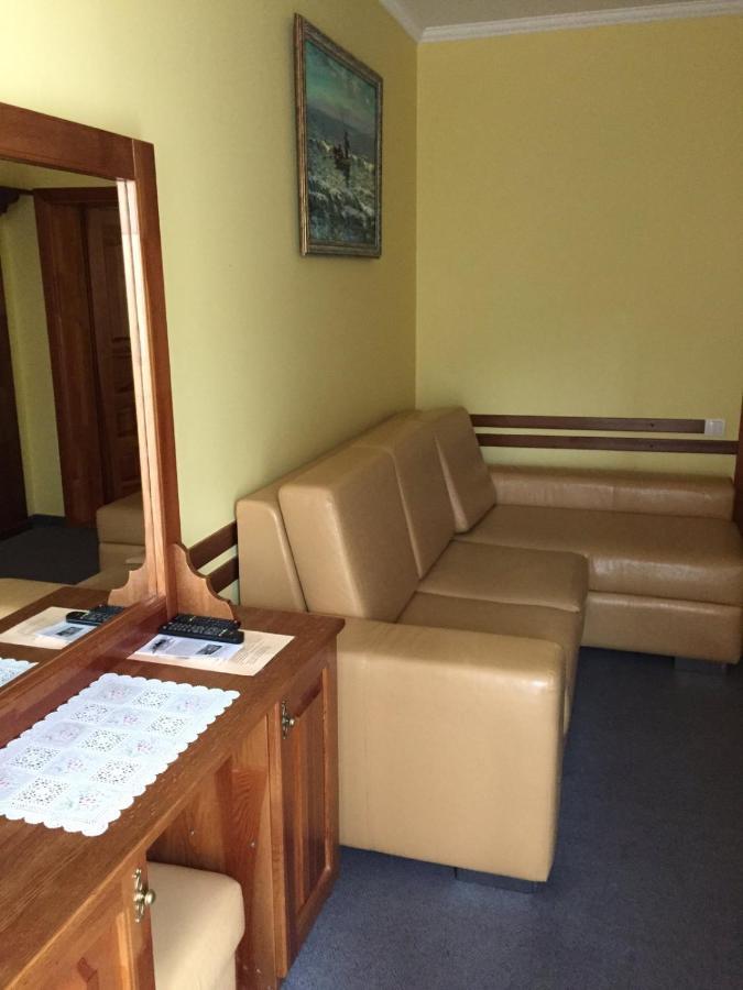 Maestro Hotel Osztroh Kültér fotó